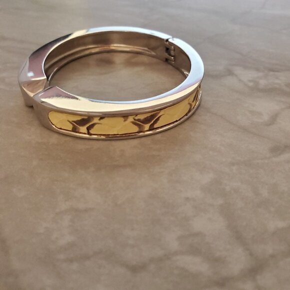 ✨ Stella and Dot Emerson Skakeskin Embossed Hinged Bangle Bracelet ✨ - Picture 4 of 10